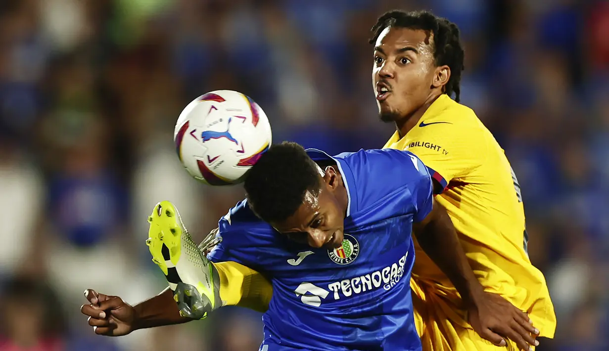 Dua kartu lainnya diberikan pada Rapinha dan pemain Getafe Jaime Mata. (AP Photo/Alvaro Medranda)