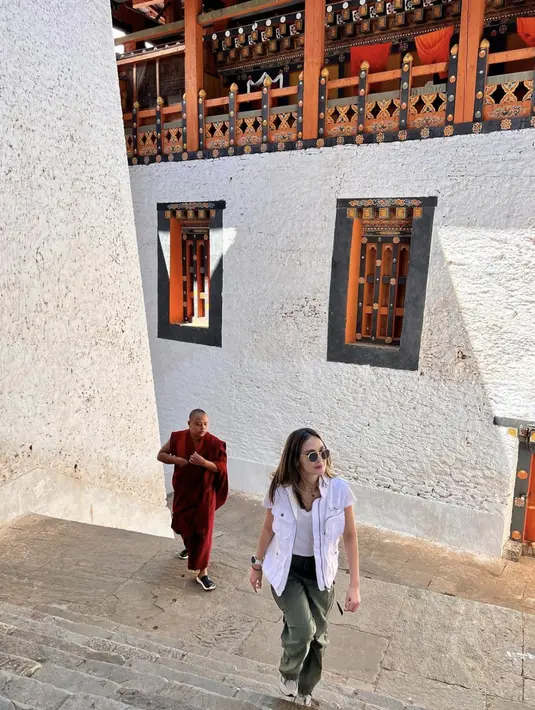 Gemar lakukan perjalanan traveling, Luna Maya tampak memilih outfit-outfit yang terlihat begitu nyaman. [Foto: Instagram/ Luna Maya]