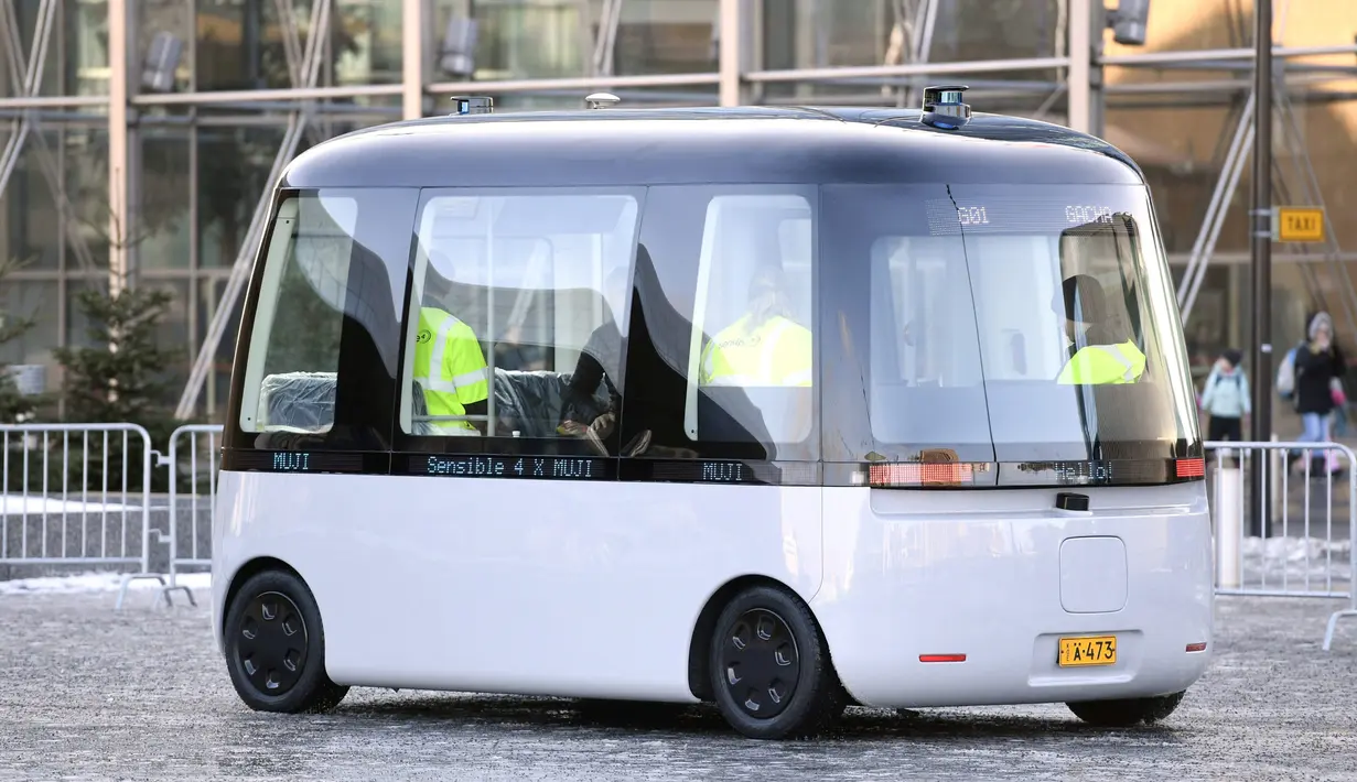 Sebuah bus Gacha tanpa supir, ditampilkan ke publik pada peluncuran perdananya di Helsinki, Finlandia, (8/3). Bus produksi negara Jepang dan Finlandia dikendalikan oleh robot yang didesain untuk semua kondisi cuaca. (Reuters/Heikki Saukkomaa & Lehtikuva)