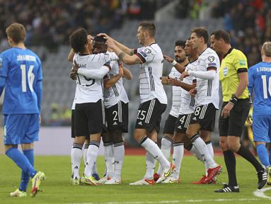 Bek Jerman, Antonio Ruediger (ketiga kiri) berselebrasi dengan rekan setimnya usai mencetak gol ke gawang Islandia dalam lanjutan laga kualifikasi grup J Piala Dunia 2022 di Reykjavik, Islandia, Kamis (9/9/2021). Jerman menang telak atas Islandia dengan skor 4-0. (AP Photo/Arni Torfason)
