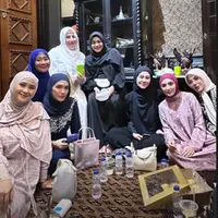 Sederet selebriti gelar kajian Islam yang disebut Kajian Bestie. Dihadiri oleh Aurel Hermansyah, Ashanty, hingga Aaliyah Massaid yang tampil dengan gaya santun. seperti apa potretnya? [@ashanty_ash]