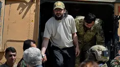 Putra mantan PM Pakistan Yusuf Raza Gilani, Ali Haider Gilani dikawal pasukan khusus Afghanistan saat turun dari helikopter di Kabul, Rabu (11/5). Ali Haider berhasil dibebaskan setelah diculik selama 3 tahun terakhir. (Wakil KOHSAR/AFP)