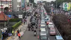 Situasi arus lalu lintas di sebagian Jalan Margonda Raya, kota Depok, Jawa Barat saat penerapan sistem lawan arah atau contraflow, Minggu (4/5/2025). (Liputan6.com/Herman Zakharia)