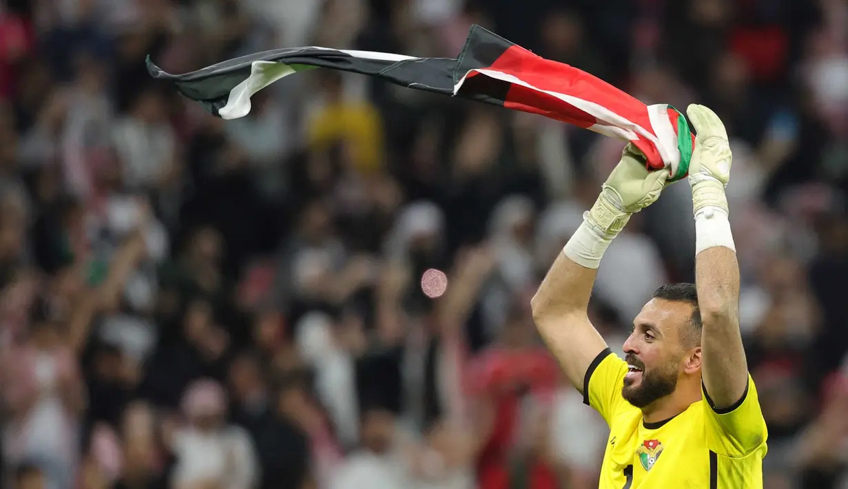 Penjaga gawang Yordania, Yazeed Abulaila merayakan kemenangan usai mengalahkan Korea Selatan pada semifinal Piala Asia 2023 di Stadion Ahmad Bin Ali di Al-Rayyan, Doha pada 6 Februari 2024. (Giuseppe CACACE/AFP)
