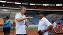 Direktur Teknik Barito Putera, Milomir Seslija (kiri) berbincang dengan pelatih Persija, Rahmad Darmawan jelang laga uji coba di Stadion GBK Jakarta, Rabu (4/2/2015). (Liputan6.com/Helmi Fithriansyah)