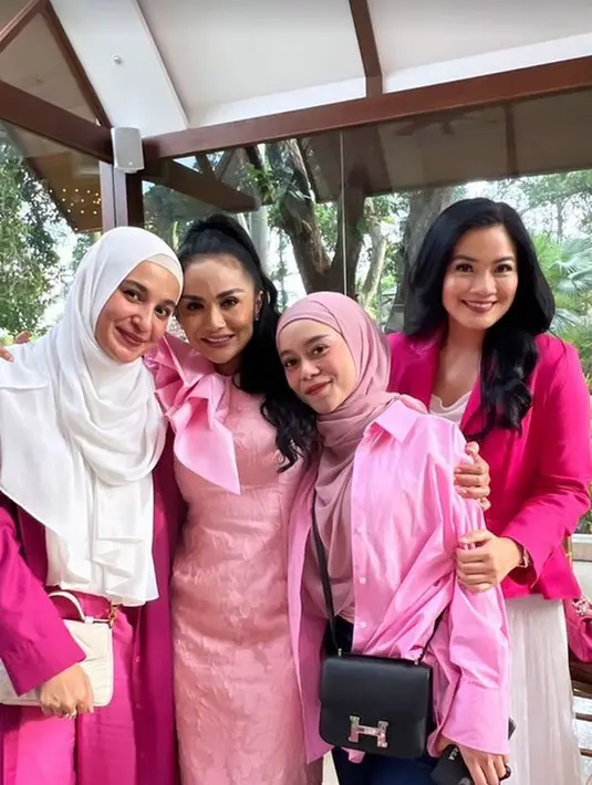 Pada kesempatan tersebut, keluarga dan sahabat hadir memeriahkan baby shower Aurel Hermansyah. (Foto: Instagram/ Ashanty)