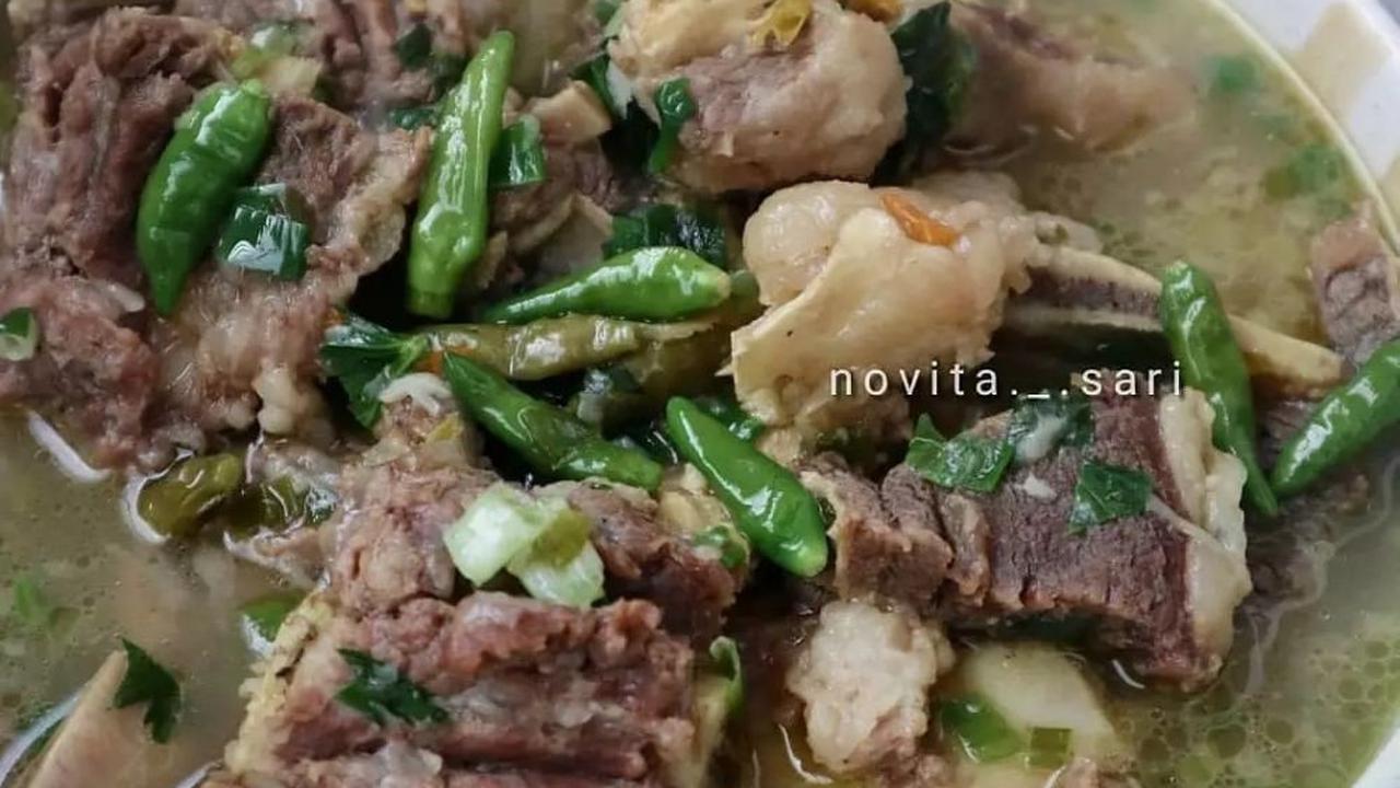 Semangkuk sop iga sapi cabai hijau