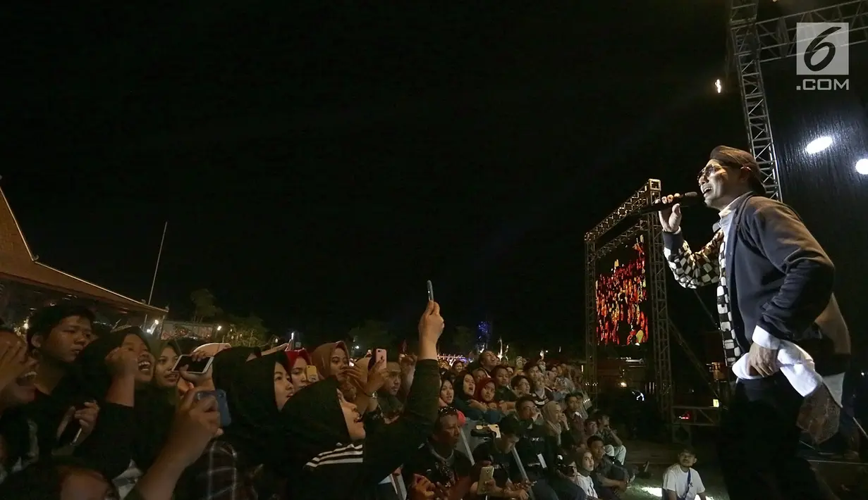 Rio Febrian saat tampil dalam acara Balkonjazz Festival 2019, di Balkondes Tuksono, Borobudur, Magelang, Jawa Tengah, Sabtu (14/9/2019). Rio sukses bikin baper dan menghipnotis ribuan penonton dengan melantunkan sekitar 10 lagu hitsnya. (Fimela.com/Bambang Ekaros Purnama)