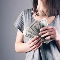 Simak tips atasi masalah keuangan saat pandemi. (Foto: Unsplash.com/Sasun Bughdaryan).