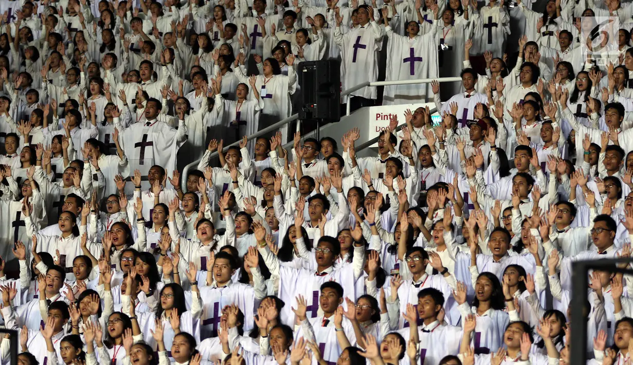 Padua suara menyanyikan puji-pujian pada perayaan Natal Tiberias Indonesia di Stadion GBK, Senayan, Jakarta, Sabtu (8/12). Sebanyak 5000 paduan suara menghadiri perayaan Natal yang dipimpin Pendeta DR. Yesaya Pariadji. (Liputan6.com/Johan Tallo)