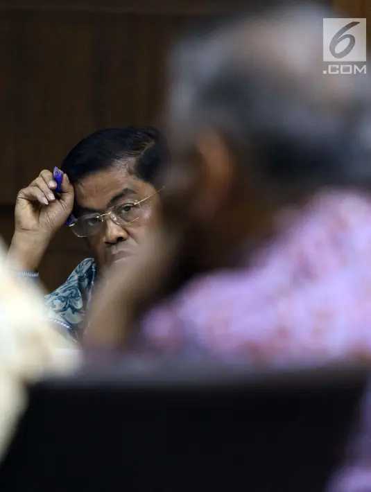 Terdakwa dugaan penerimaan suap terkait kerja sama pembangunan PLTU Riau-1 Idrus Marham menyimak keterangan Dirut PT PLN Persero Sofyan Basir saat sidang lanjutan di Pengadilan Tipikor, Jakarta, Selasa (12/2). (Liputan6.com/Helmi Fithriansyah)