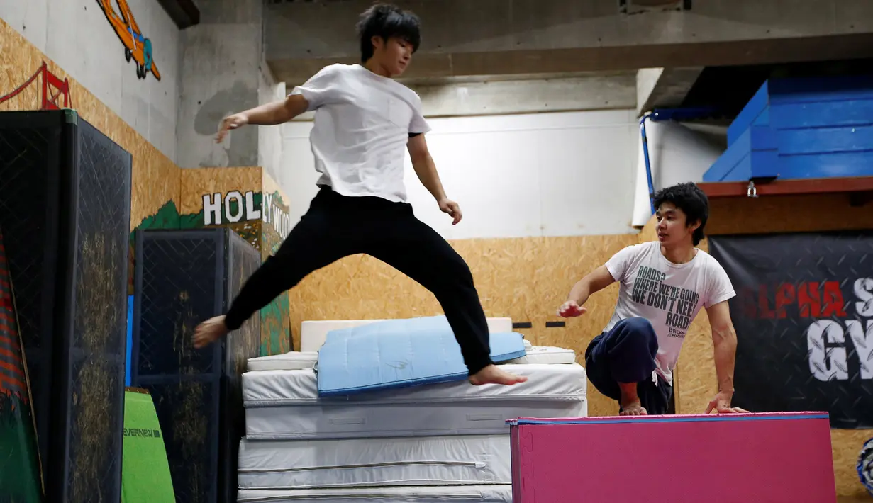 Juni Sato melatih parkour anak didiknya diatas matras saat latihan di sebuah di gym di Tokyo, Jepang (23/10). (Reuters/Kim Kyung-Hoon)