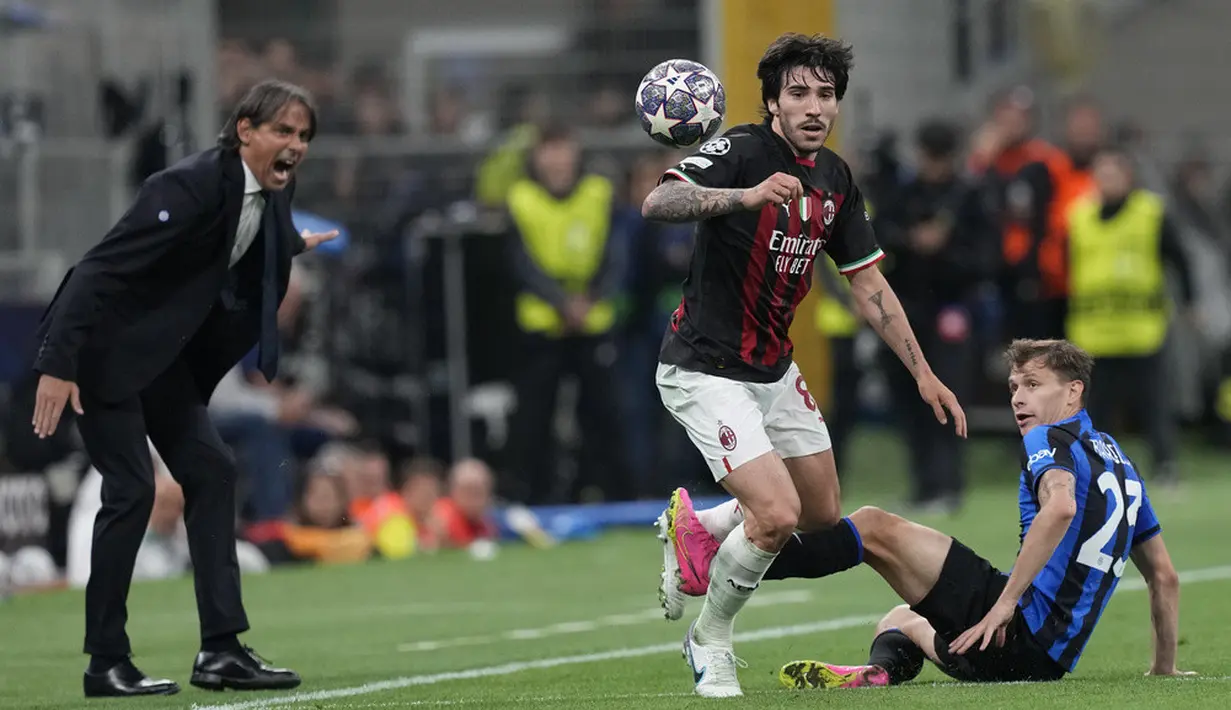 <p>Inter masih kesulitan untuk membuat peluang emas dari awal laga dan membuat Milan dengan mudah menguasai bola. Selepas 30 menit laga berjalan, Inter mulai bisa lepas dari tekanan Milan. (AP Photo/Antonio Calanni)</p>