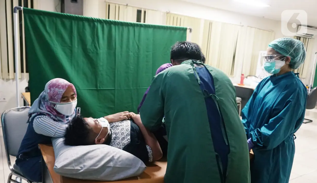 Anak penerima manfaat mengikuti khitanan massal di Gedung MUI Kota Tangerang, Minggu (10/10/2021). Khitanan massal yang digelar PT Wahana Ottomitra Multiartha Tbk (WOM Finance) berkerjasama dengan Badan Amil Zakat Nasional (BAZNAS) diikuti 100 penerima manfaat. (Liputan6.com/HO/Rizki)
