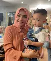Di media sosial Rieta Amilia banyak membagikan potretnya bersama Rayyanza dan Rafathar. Selain terlihat bahagia, Rieta juga tampil dengan gaya busananya yang asyik.  [Foto: Instagram/rieta_amilia]