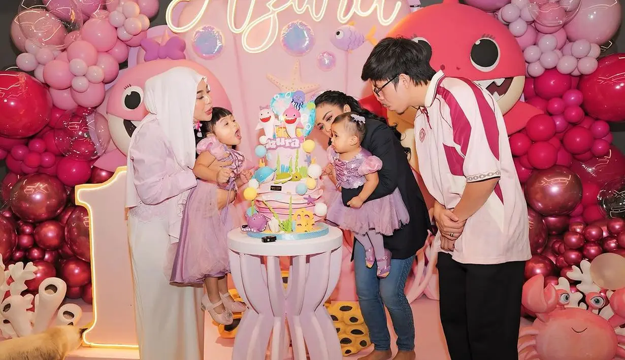 Azura, anak kedua mereka, merayakan ulang tahun pertamanya dengan pesta meriah bernuansa Baby Shark dan dekorasi serba pink. [@krisdayantilemos/@aurelie.hermansyah].