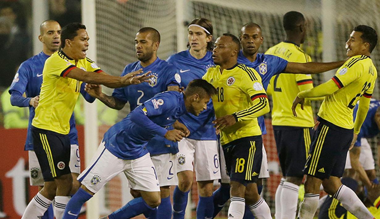 Carlos Bacca mendorong Neymar. (AP Photo/Ricardo Mazalan)