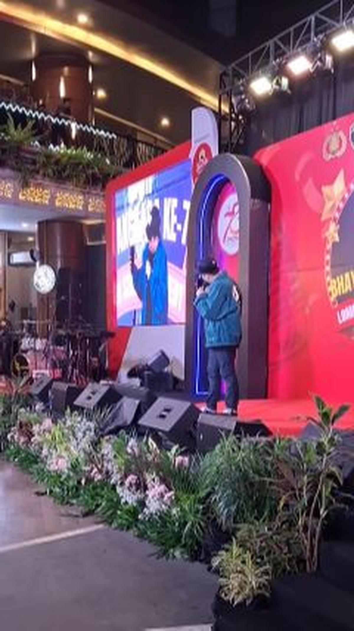 "Saya mengidolakan bapak sejak lama, tuh sampai bapak saya jadiin wallpaper saya sudah dua bulan," terangnya. <br><br>Sontak, ada riuh tawa renyah yang terdengar dari kalangan penonton.
