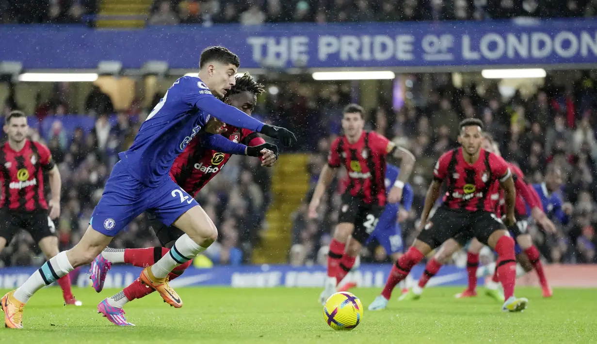 Bermain di hadapan pendukung sendiri The Blues menang dengan dua gol tanpa balas. (AP Photo/Kin Cheung)