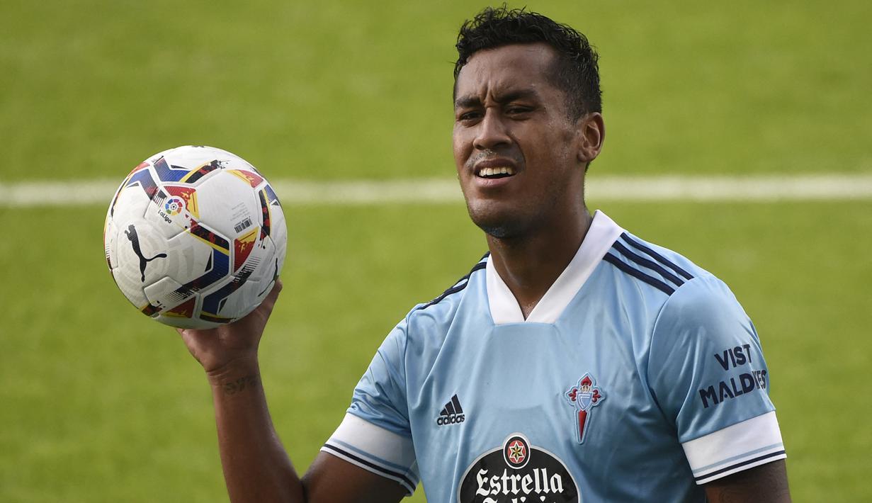 Renato Tapia. Gelandang berusia 26 tahun ini kini menjalani musim keduanya bersama Celta Vigo. Musim ini ia telah tampil dalam 26 laga di semua ajang kompetisi dengan mencatat 1 assist. Bersama Timnas Peru ia telah mengoleksi 73 caps dengan torehan 5 gol dan 1 assist. (AFP/Miguel Riopa)
