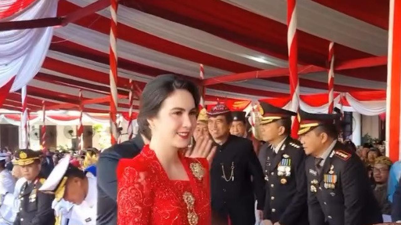 Menunjukkan Sikap Sopan Ketika Naik Ke Tribun
