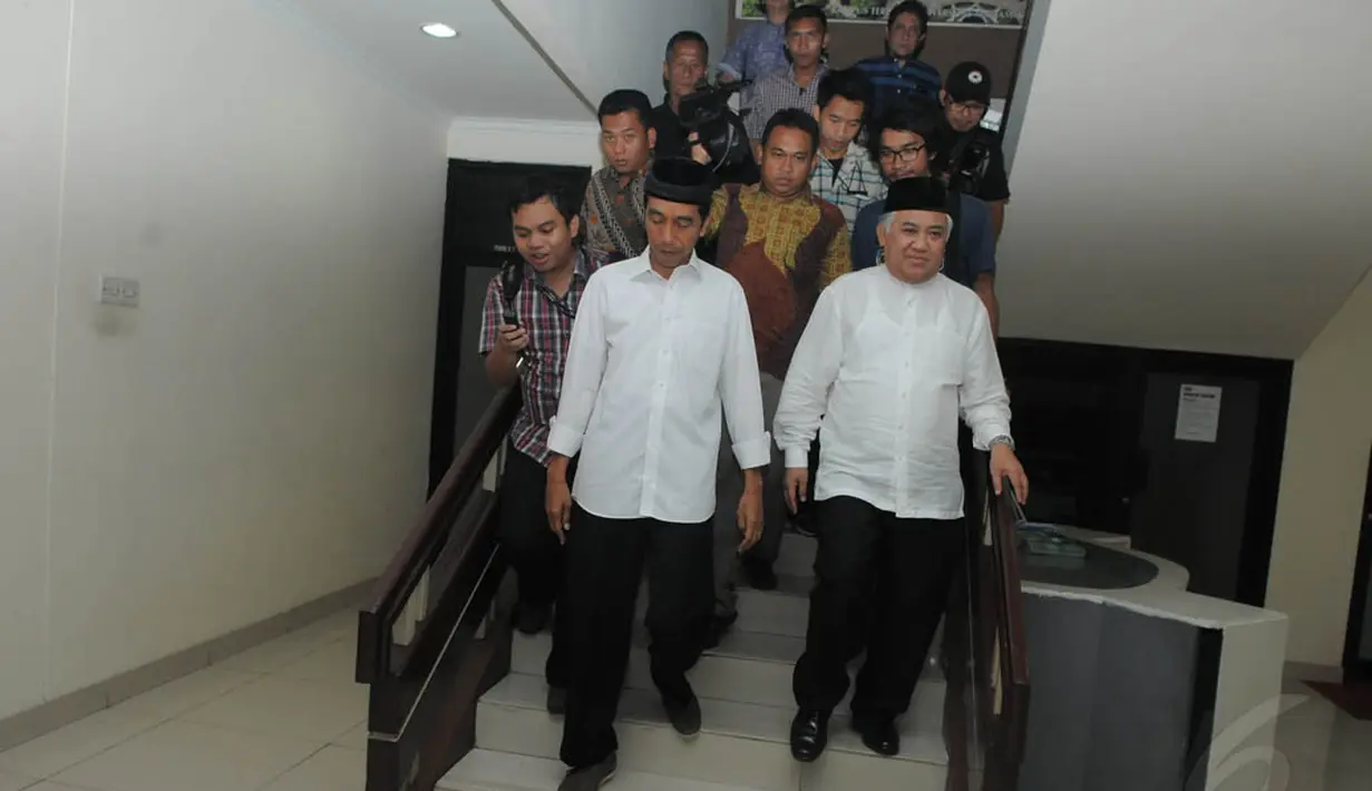 Jokowi yang mengenakan kemeja putih lengan panjang berpeci hitam tiba di kantor PP Muhammadiyah pukul 11.45 WIB. (Liputan6.com/Herman Zakharia)