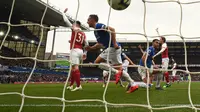 Bek Everton, Phil Jagielka, melakukan selebrasi usai mencetak gol ke gawang Arsenal, pada laga di Goodison Park, Minggu (7/4/2019).  (AFP / Oli Scarff)