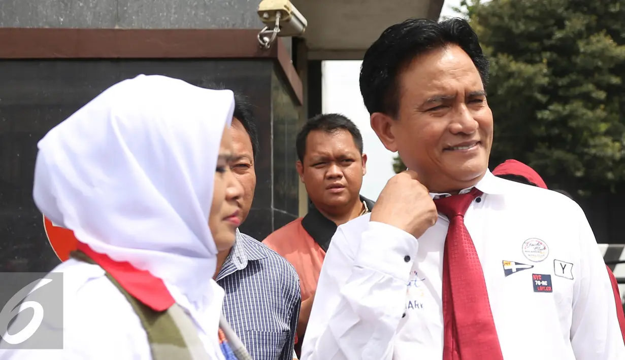 Kuasa hukum Rachmawati Soekarnoputri, Yusril Ihza Mahendra (kanan) saat berada di Mako Brimob Kelapa Dua, Depok, Jawa Barat, Jumat (2/12). (Liputan6.com/Herman Zakharia)