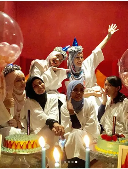 Dua balon besar bertuliskan Happy Birthday Bella dan satu lagi bertulis Happy Birthday Erra. Seperti diketahui, mantan istri Engku Emran itu baru saja merayakan ulang tahunnya belum lama ini. (Instagram/laudyacynthiabella)