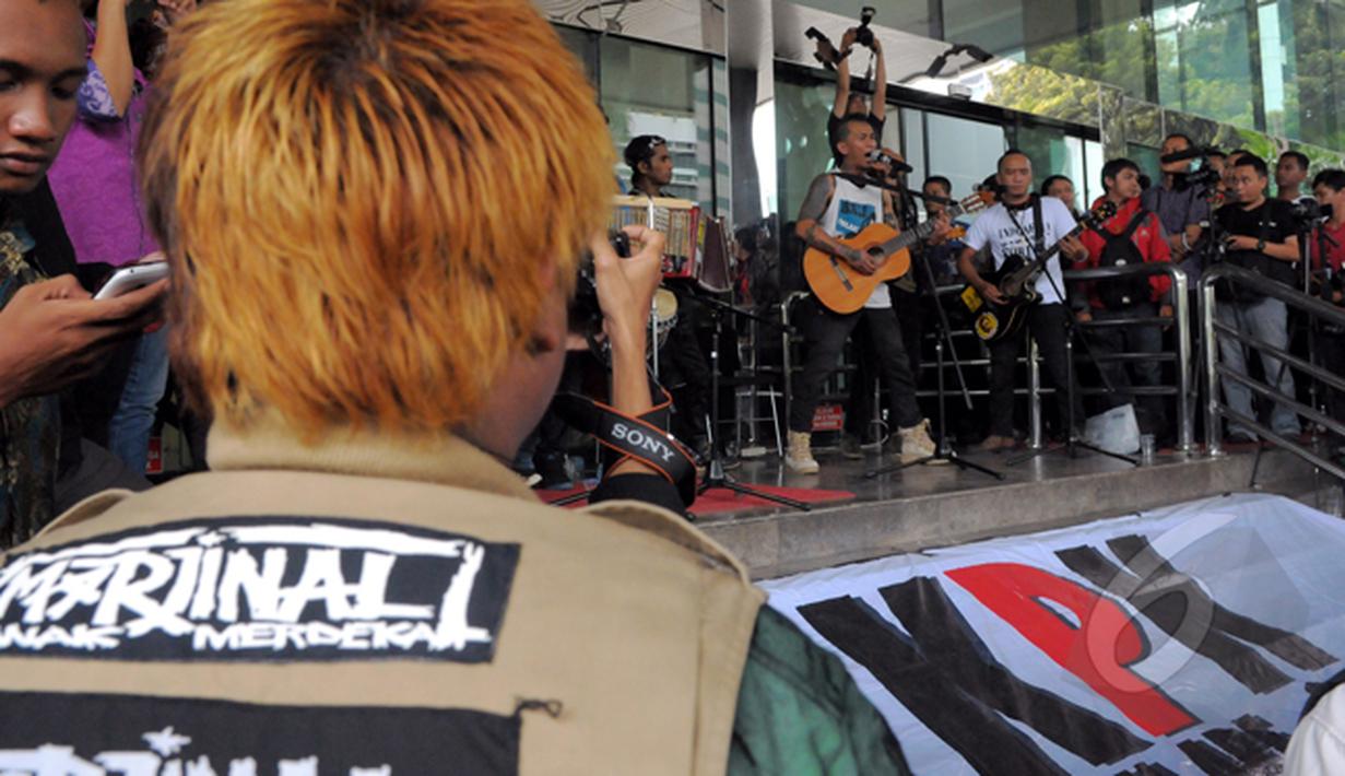Grup musik dengan genre punk "Marjinal" gelar konser di Gedung Komisi Pemberantasan Korupsi (KPK), Kuningan, Jakarta, Jum'at (20/2/2015).(Liputan6.com/Andrian M Tunay)