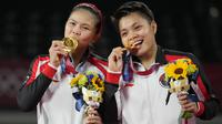 Pasangan Indonesia, Greysia Polii dan Apriyani Rahayu berhasil menyabet medali emas Olimpiade Tokyo 2020 setelah tumbangkan Chen Qing Chen dan Jia Yi Fan wakil dari China. Mereka berhasil menang dua gim langsung. (Foto: AP/Dita Alangkara)