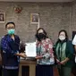 Ketua KASN Prof Dr Agus Pramusinto menerima secara resmi dokumen Laporan GAR ITB No.05/Lap/GAR-ITB/X/2020 dari Koordinator Delegasi GAR ITB ke KASN, Shinta Madesari Hudiarto di Kantor KASN, Minggu (10/1/2021). (Ist)