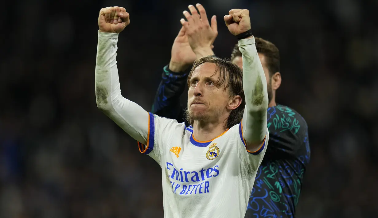 Luka Modric terpilih sebagai man of the match di laga Real Madrid vs Chelsea tadi malam. Pemain asal Kroasia tersebut berhasil memberikan satu asis untuk gol penyama agregat menjadi 4-4. Dalam 120 menit, ia membuat total 1 tembakan, 89 sentuhan, 1 umpan kunci, 89% umpan sukses. (AP/Manu Fernandez)