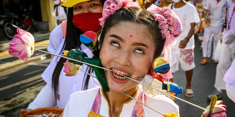 Aksi Nekat Wanita Thailand di Festival Vegetarian