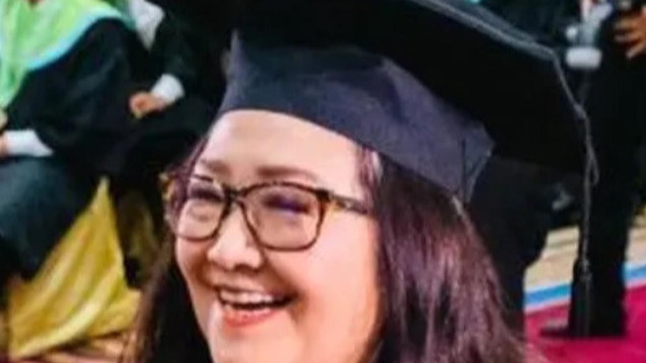 Wanita Ini Jadi Lulusan Terbaik Unesa di Usia 77 Tahun, Raih Gelar Doktor dengan IPK 3,98