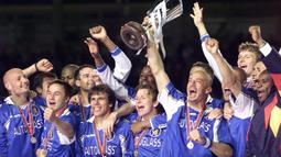 Zola menyumbangkan enam gelar juara untuk The Blues, yakni trofi Piala Winners, Piala Super Eropa, Piala Liga Inggris, Charity Shield serta dua Piala FA. (AFP/Tobias Rostlund)