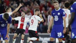 Armstrong terlibat dalam proses gol pertama Southampton. Lalu dia mencetak golnya sendiri di ujung babak pertama untuk mengunci kemenangan untuk tim berjuluk The Saints tersebut. (AP/Ian Walton)