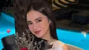 Syifa Hadju tampak menerima dua buket mawar merah dari El Rumi. Ia pun tampil dengan dress putih sleeveless. [@elelrumi]