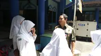 Wali Kota Semarang Hendrar Prihadi ngobrol dengan siswi SMP, peserta UNBK SMP. (foto : Liputan6.com / Edhie Prayitno Ige)