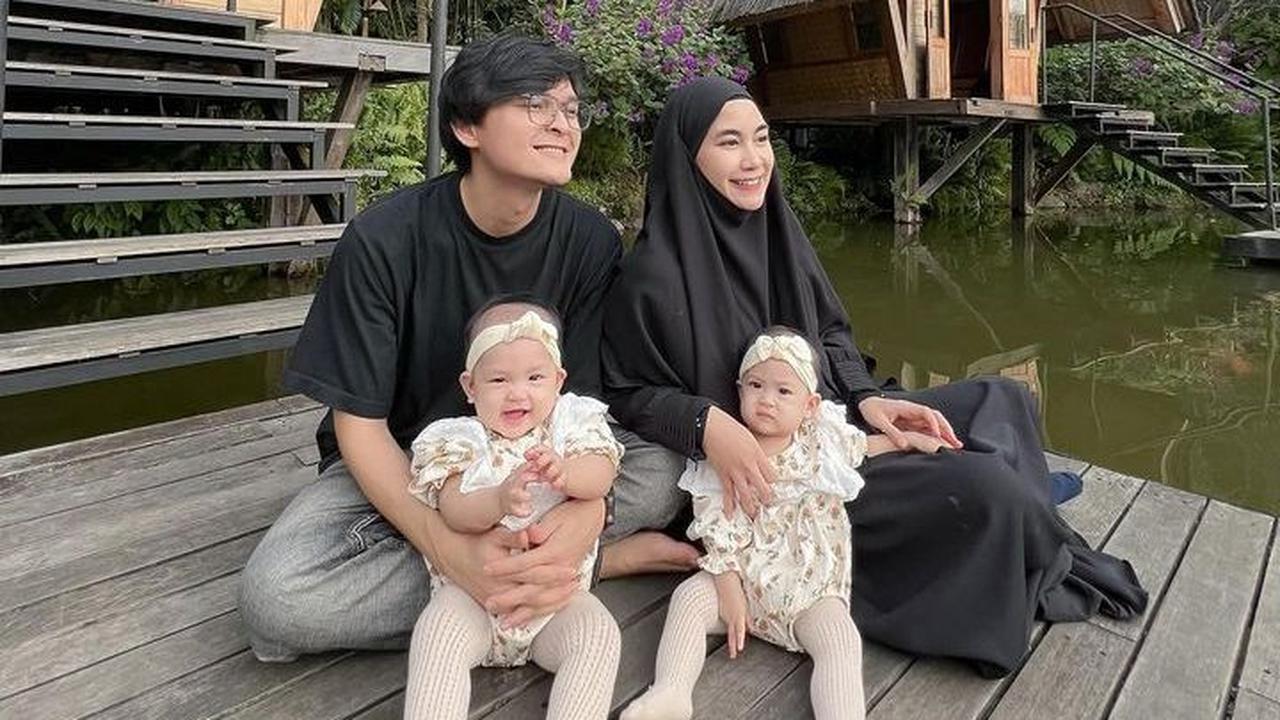 Potret Alma dan Alsha langsung mencuri perhatian netizen. Mereka ikut gemas melihat potret bayi kembar tersebut.