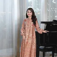 Tampilan mewah Tissa Biani kenakan dress satin dengan motif yang elegan. [@geulis.id]