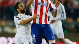 Penyerang Atletico Madrid,  Mario Mandzukic mengontrol bola dari kejaran pemain madrid Dani Carvajal di leg 8 besar Liga Champions di Vicente Calderon, Spanyol Rabu (15/4/2015). Atletico Madrid bermain imbang 0-0 dengan Real Madrid. (Reuters/Sergio Perez)