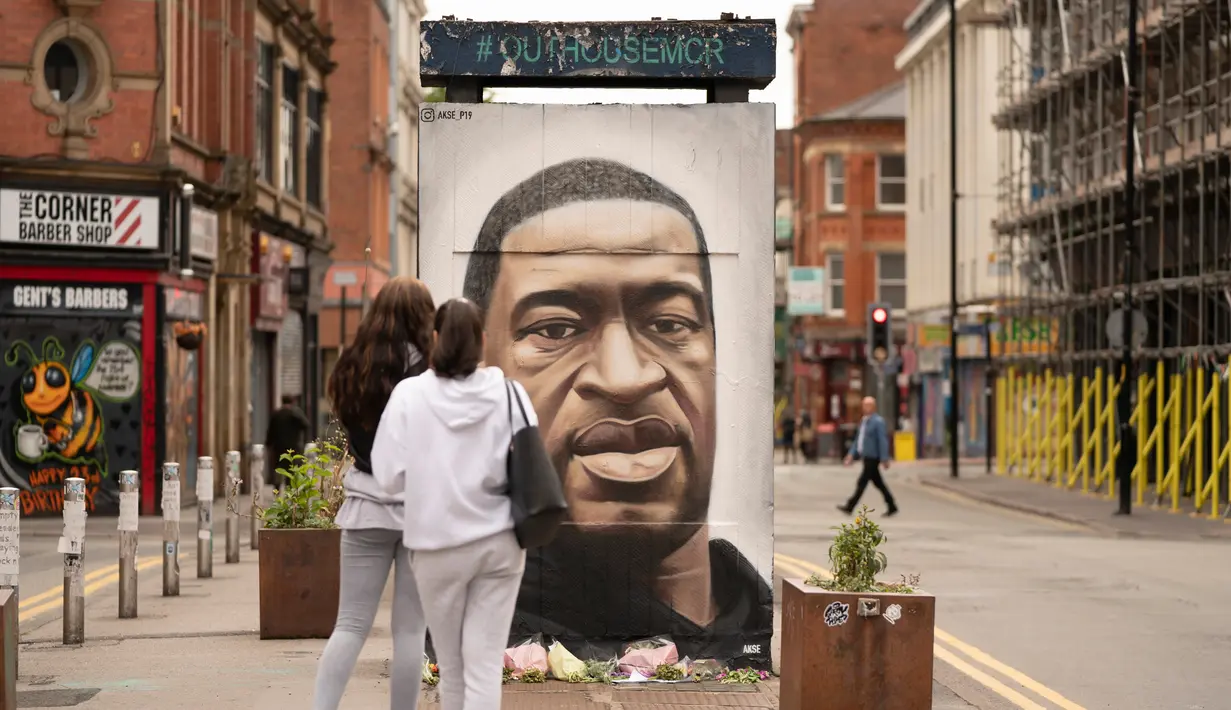 Warga mengamati mural George Floyd di Manchester tengah, Inggris (4/6/2020). George Floyd tewas kehabisan napas saat dalam penahanan pihak kepolisian Negara Bagian Minnesota, wilayah Midwest Amerika Serikat, pada pekan lalu. (Xinhua/Jon Super)