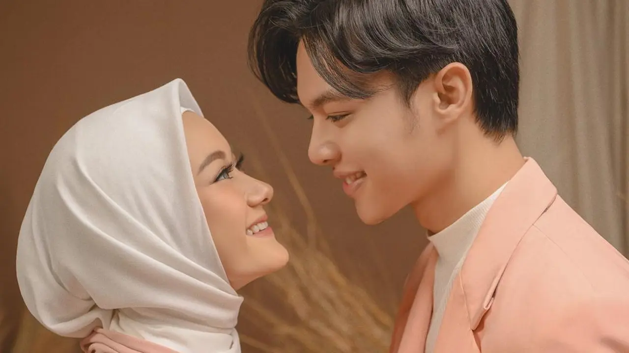 [Fimela] Rey Mbayang dan Dinda Hauw
