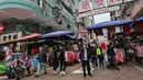 Orang-orang berbelanja dekorasi menjelang Tahun Baru Imlek di Hong Kong pada 26 Januari 2022. Tahun Baru Imlek untuk masyarakat Tionghoa atau China di seluruh dunia pada tahun ini akan jatuh pada tanggal 1 Februari 2022. (Peter PARKS / AFP)