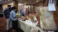 Pengunjung melihat pameran di sela penghargaan “CARIpreneur: Kompetisi UMKM Kekinian” di Jakarta (15/12/2022).