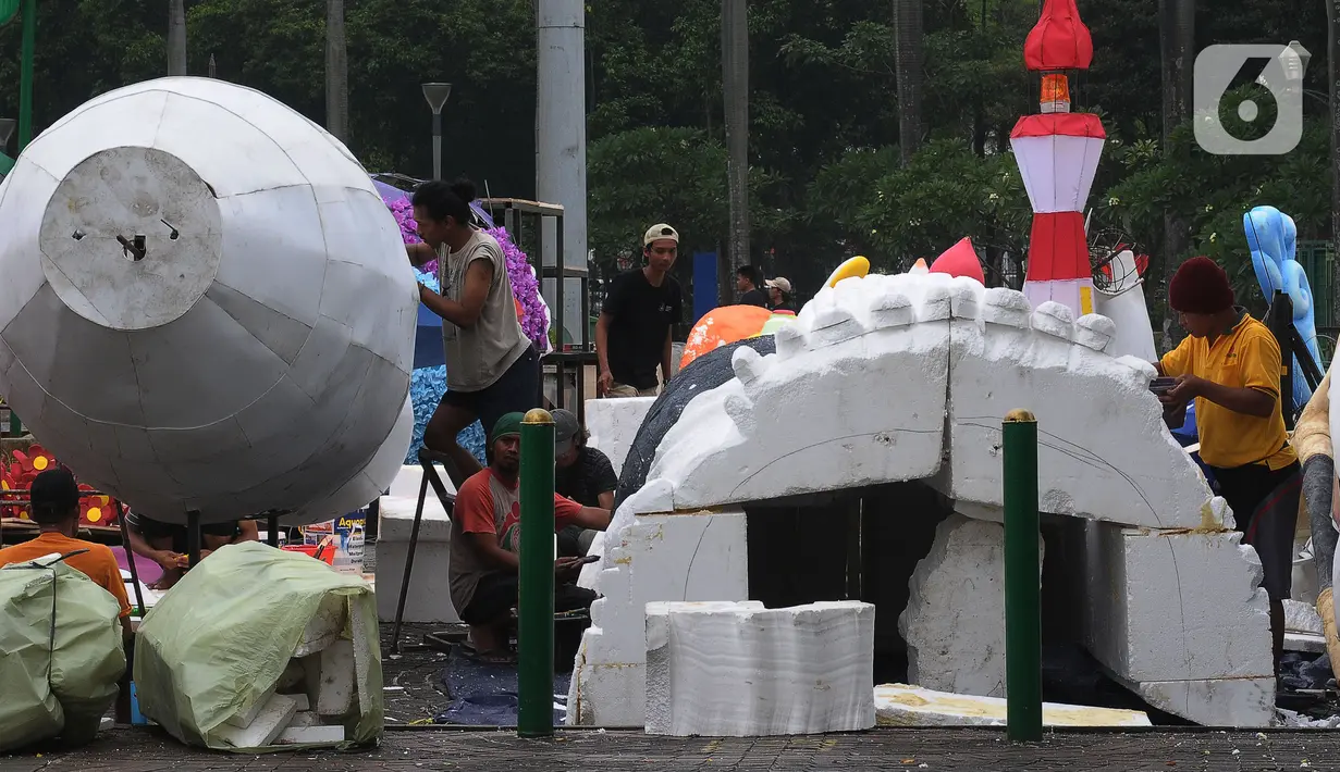 Untuk itu, Pemprov DKI Jakarta menyediakan hiburan Jakarnaval yang diisi dengan parade mobil hias dari kekayaan intelektual Indonesia. (merdeka.com/Imam Buhori)