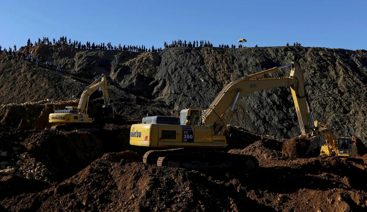 Alat berat digunakan petugas untuk mencari para korban longsor di lokasi tambang Hpakant giok, Myanmar, (21/11). Diperkirakan masih ada ratusam korban yang belum ditemukan. (REUTERS/Stringer)