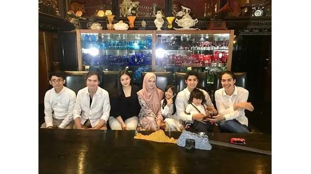 6 Momen Kedekatan Seleb dengan ibu Sambungnya, Bak Kakak Adik