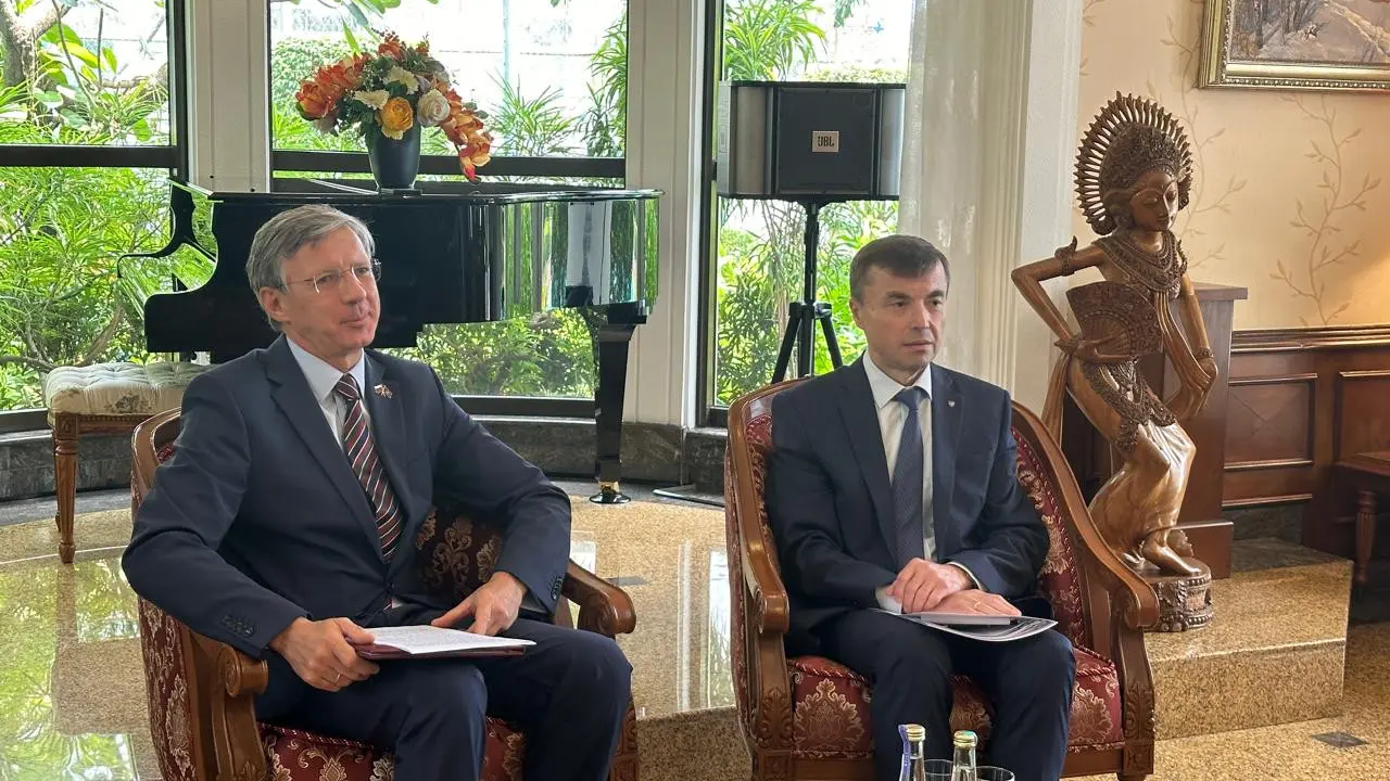 Duta Besar Rusia untuk Indonesia Sergei Gennadievich Tolchenov (kanan) dan Duta Besar Rusia untuk ASEAN Evgeny Zagaynov (kiri) dalam pernyataan pers kepada media di Jakarta, Selasa (20/8/2024). (Liputan6/Benedikta Miranti)